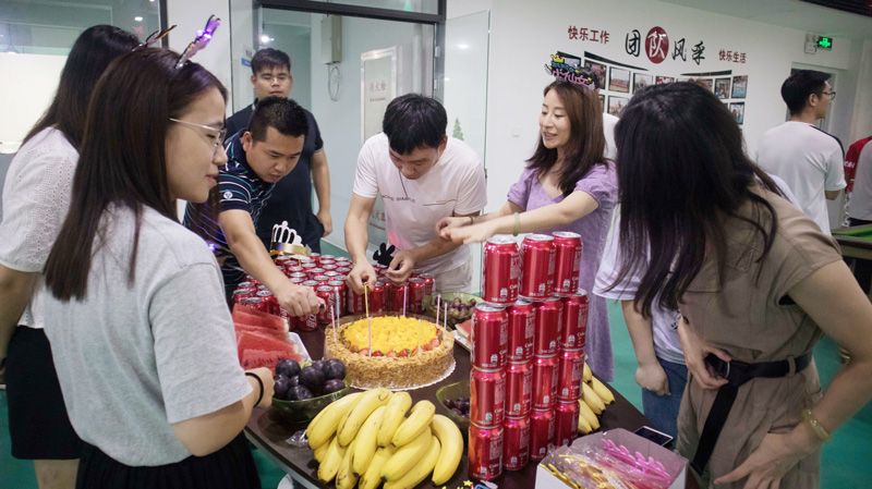 八月集體生日會 | 與久違的祝?；馃嵯嘧?  src="/uploads/allimg/210903/1-210Z3141ZL43.jpg" /></p>
<p><img alt=